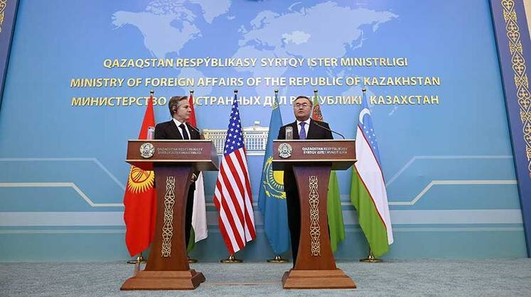    Olivier Douliery/Pool Photo via AP/ТАСС Министр иностранных дел Казахстана Мухтар Тлеуберди (справа) и госсекретарь США Энтони Блинкен (слева) во время пресс-конференции после Министерской встречи глав внешнеполитических ведомств стран Центральной Азии и США в формате С5+1
