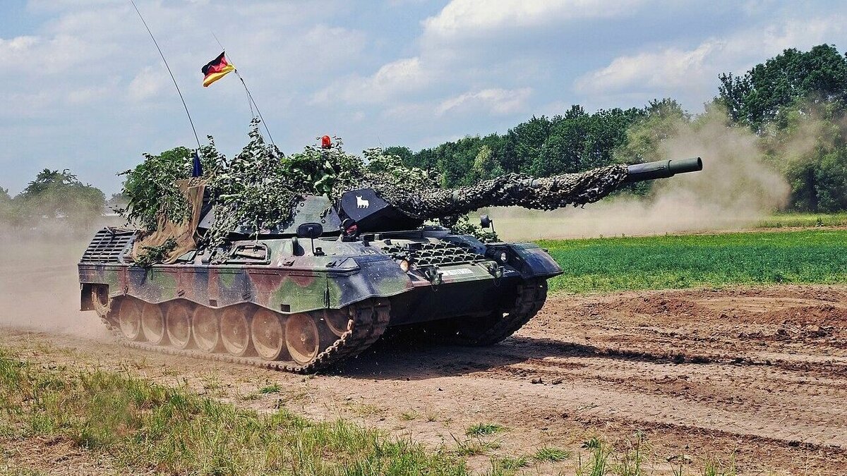     Однако для этого Варшава требует от Германии, чтобы та начала производство запчастей.