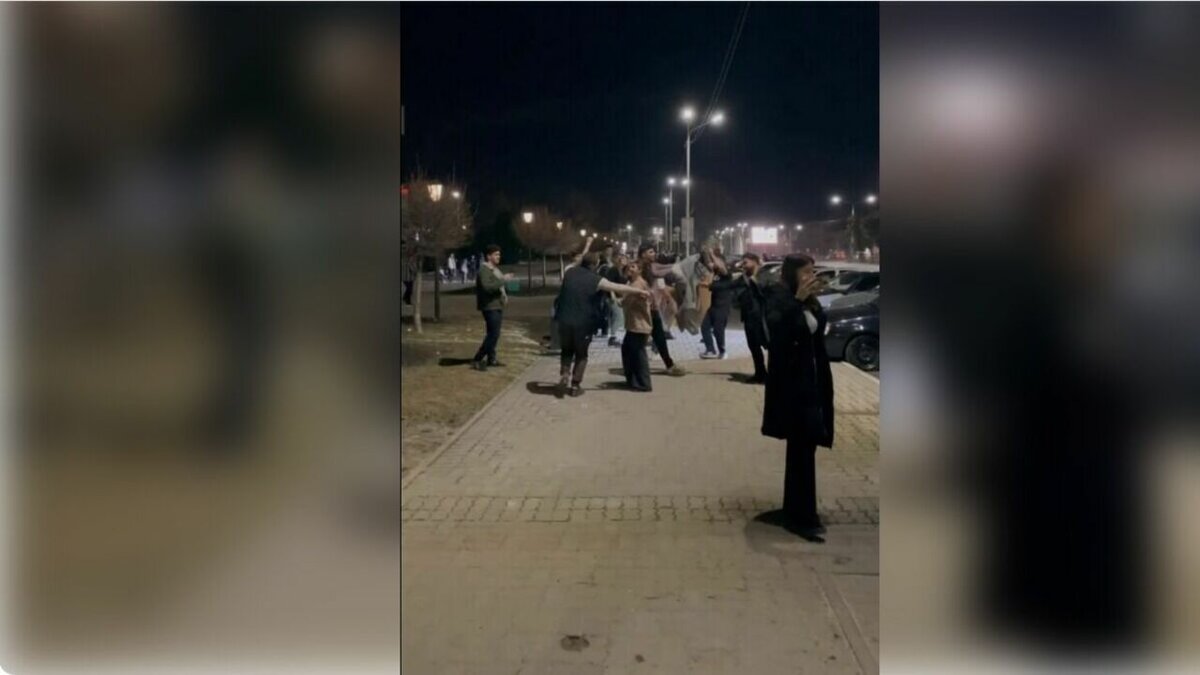     В Новочеркасске молодежь устраивает по ночам дискотеки на улице с громкой музыкой, сообщили недовольные горожане в соцсетях.