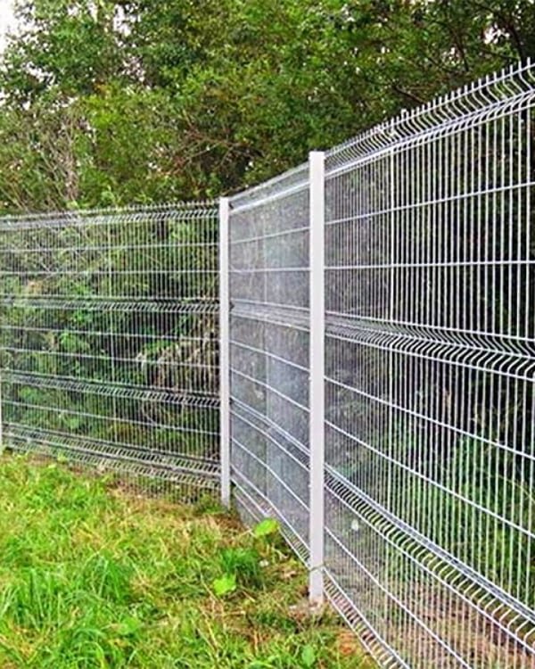 3D сетка - относительно бюджетный вариант забора. Хороша еще тем, что без труда демонтируется например для проезда спецтехники.
