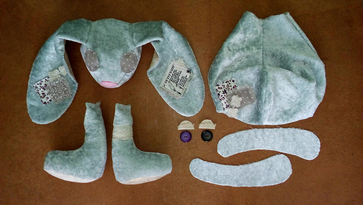 Самое сложное - это голова. Чтобы добиться результата, который мне понравится, я перешивала глаза 3 раза.