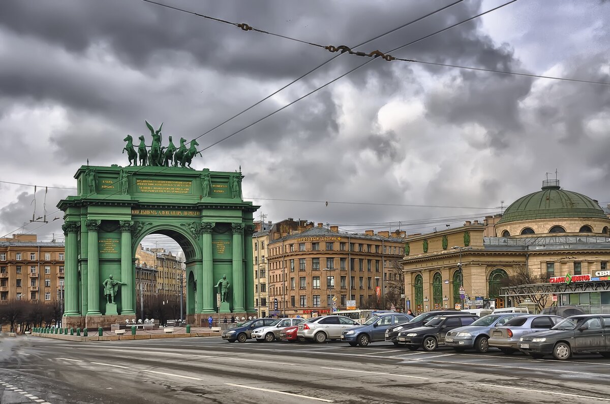 Триумфальная арка Нарвские ворота в Санкт-Петербурге