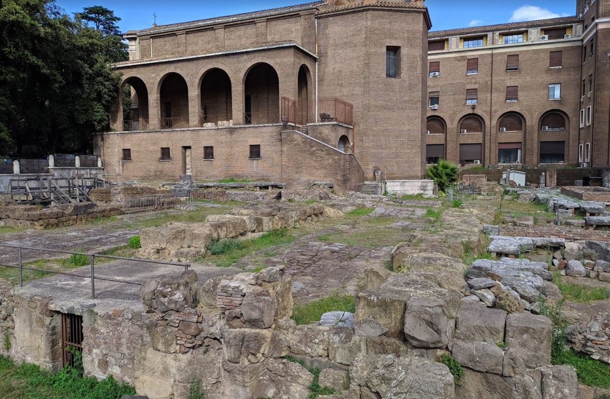 Древний рим зародился в. Фундаменты древнего Рима. Рим в 2023 году. Фундамент в древнем Риме. Archaeological area в Милане.