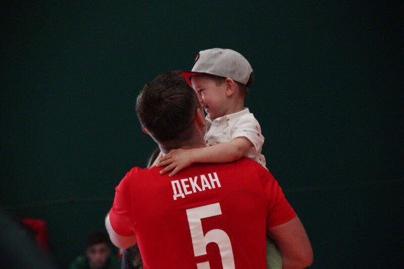 Декан "вместо того, чтобы делом заниматься, в футбол со студентами играет"