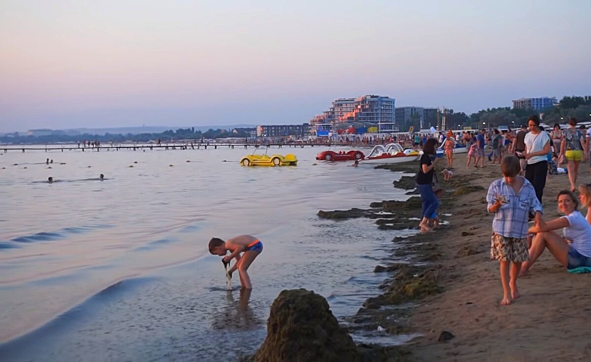 Море в анапе в мае. Черное море Анапа Витязево. Черное море цветет Анапа. Грязное море в Анапе. Грязный берег Анапы.