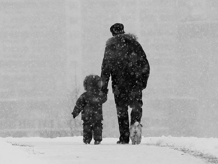 Пап пошли домой. Отец и сын зимой. Папа гуляет с детьми зимой. Отец с дочкой зимой. Папа с детьми в снегу идут.