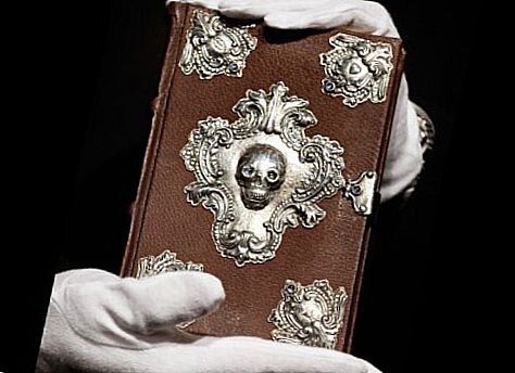 Книга была написана после завершения серии о Гарри Поттере. Изначально существовало только 7 рукописей этого произведения. Шесть Джоан Роулинг подарила своим друзьям и редакторам, а седьмую выставила на аукцион. 1 
3 декабря 2007 года книгу купили арт-дилеры Amazon.com за почти $4 млн, что сделало рукопись самой дорогой за всю историю. Деньги от продажи автор пустила на благотворительность.