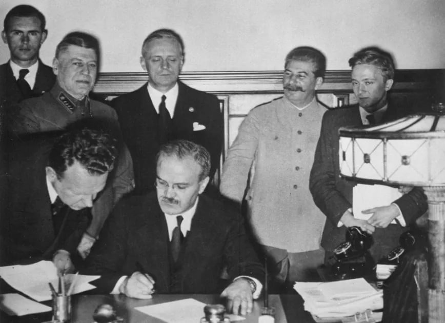 Подписание Молотовым пакта, 23 августа 1939 года