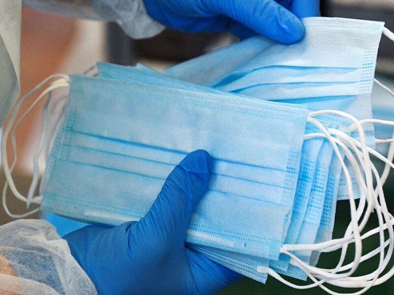 В Твери маски раздают на улицах,в моем городке-нет.А в подмосковье где я работаю,вводят ,,масочный" режим с 12 мая -официально.