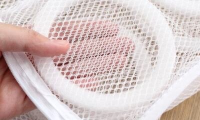 Изготовлен из достаточно плотного материала, но с хорошей водной проницаемостью. Тонкий мешок прослужит недолго и порвется уже через несколько стирок.
Если он сетчатый, то отверстия должны быть мелкими, чтобы в случае отрыва мелкого декора, он не выпал наружу.