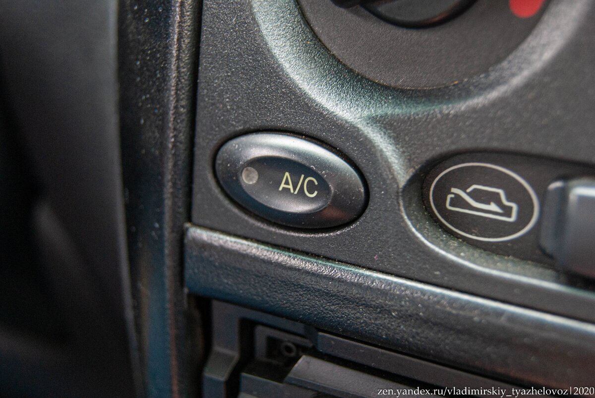 Кондиционер есть далеко не во всех комплектациях, но у нас он был