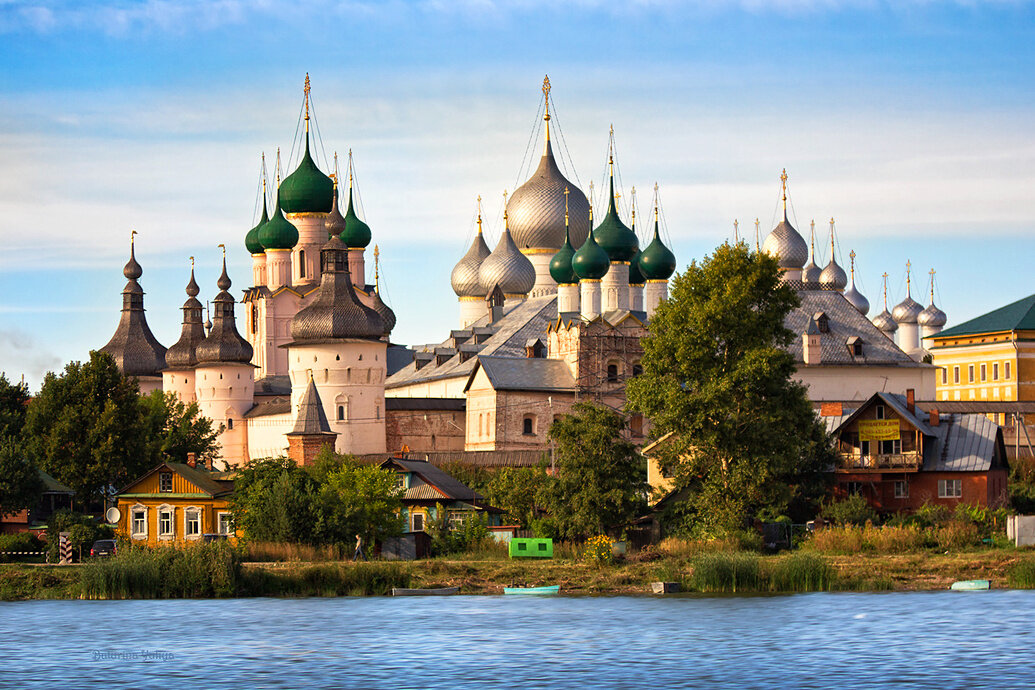 Вид на Ростов Великий с водной глади озера Неро