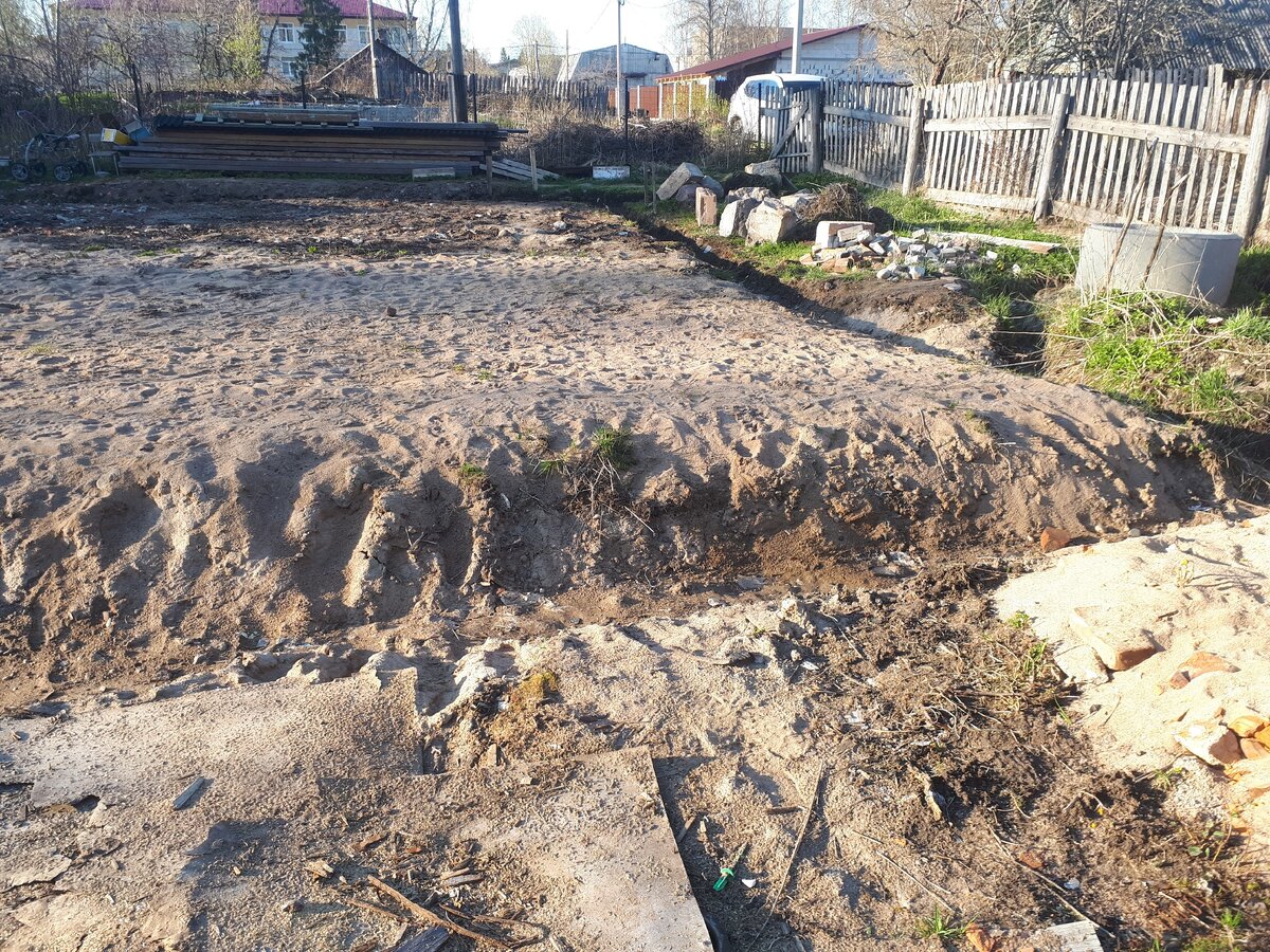 Так выглядит полотно под строительство нового дома. Ещё в прошлом году здесь стоял старый дом.