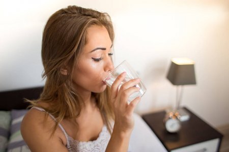 https://st3.depositphotos.com/14015406/17135/i/1600/depositphotos_171355352-stock-photo-woman-drinking-water-in-bed.jpg