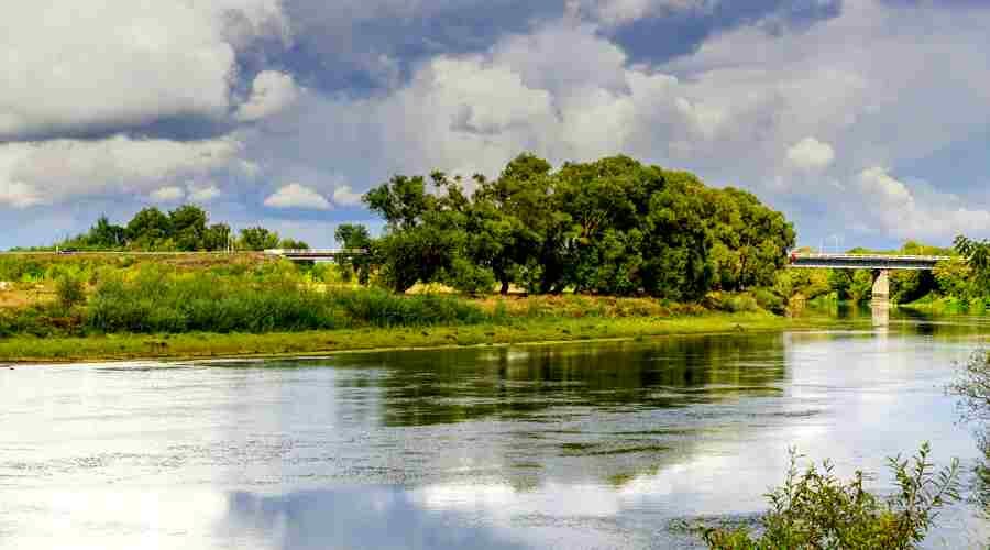 Днепр - вторая по длине река, впадающая в Чёрное море...