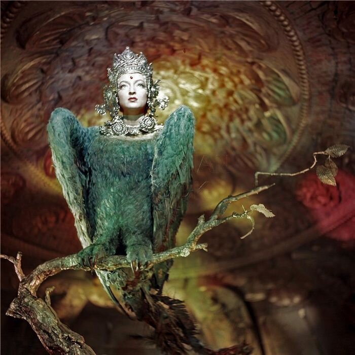 Экзотическая красавица Лидия Вертинская в роли птицы Феникс, которую ищет Садко