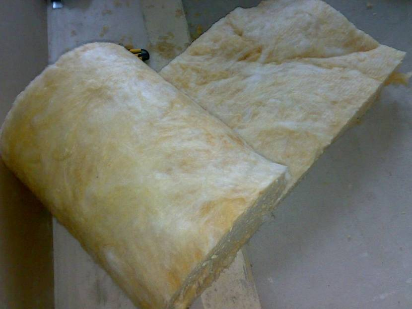 Стекловата относительно дешевый материал доставляет неудобства при монтаже и значительно уступает другим утеплителям в долговечности