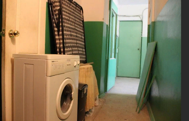 Сосед устроил склад подержанных вещей в общем коридоре. Фото: ufacity.info