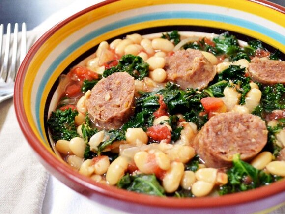 Свиные купаты отлично сочетаются со сладкой  белой фасолью