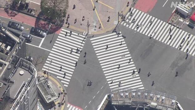 Прежней оживлённости пока нет. Кадр NHK от 20 мая 2020 года   https://www3.nhk.or.jp/news/html/20200520/k10012437611000.html