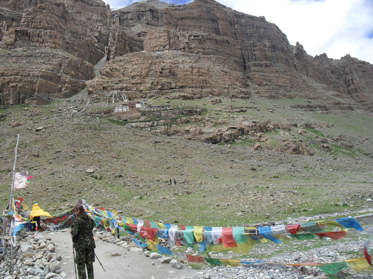 Попробуйте разглядеть монастырь на фоне скалы. Подсказываю: его видно чуть выше и левей центра кадра.