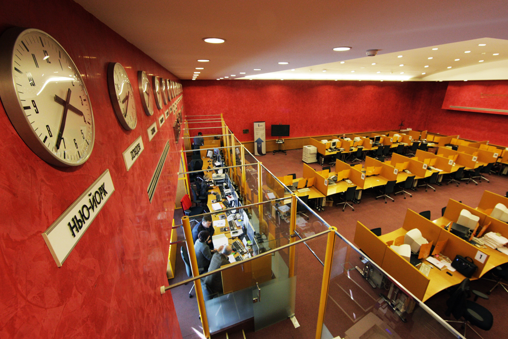 Фото красного зала ММВБ