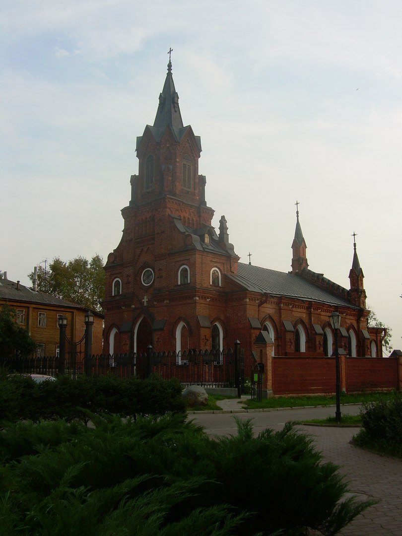 Католический готический костел прекрасно вписался в облик города.