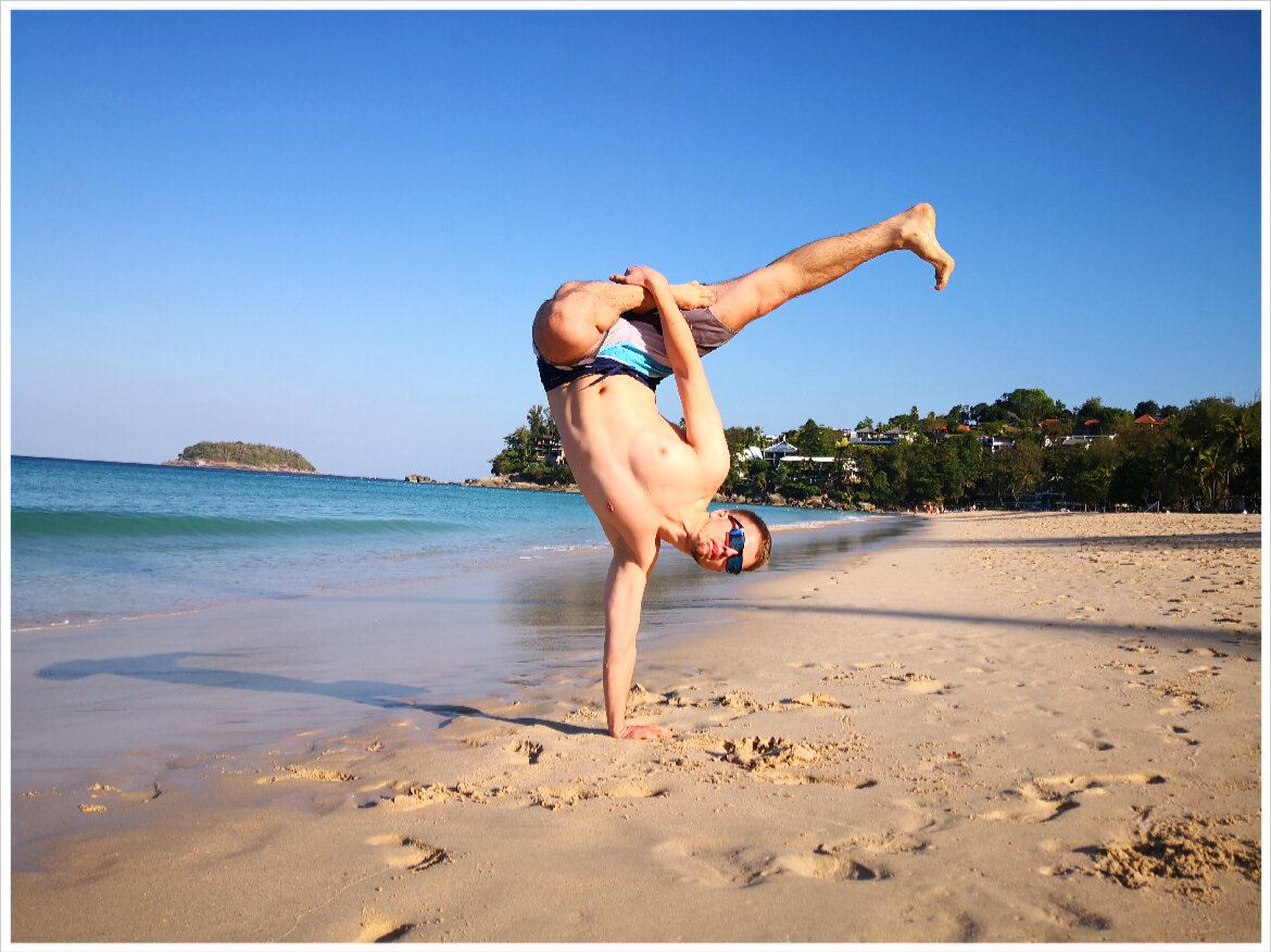 Я на пустынном пляже в Таиланде 2020. Перед там, как нахлынули сотни туристов, которые не привыкли вставать с петухами :)