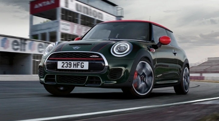  1. Mini Cooper S JCW

 Эти малыши способны удивить как простого обывателя, так и профессионального водителя. Под «шкуркой» компактного городского автомобиля скрывается дух настоящего спорткара.

 В качестве силового агрегата используется 2,0-литровый бензиновый турбомотор, раздутый до 231 лошадиных сил и 320 Нм крутящего момента. В паре с ним работает автоматическая трансмиссия. Максимальная скорость ограничена на отметке в 246 км/ч, а разгон до первой «сотни» занимает всего 6,1 секунды.

 На данный момент стоимость модели начинается от 2 100 000 рублей.

