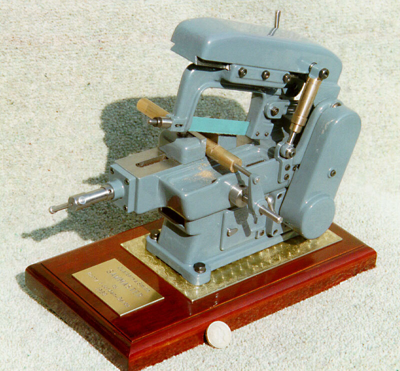 Обложка - Эта электрическая ножовка Qualters and Smith "Sawmaster" 6 "в масштабе 1/5 была изготовлена ​​в период с 6 января по 11 марта 1999 года из чугунной заготовки, алюминиевых профилей и заготовки из мягкой стали. Отливки не использовались.