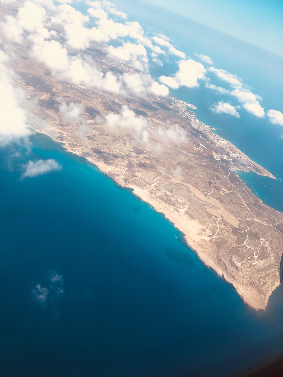 Фото из личного архива. Вид на часть Кипра из окна самолета 