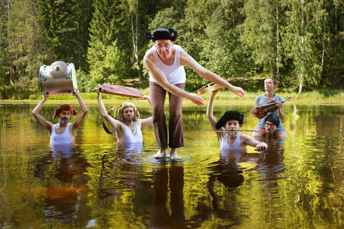 Весёлая компания а песни живые так и хочется плясать!!!