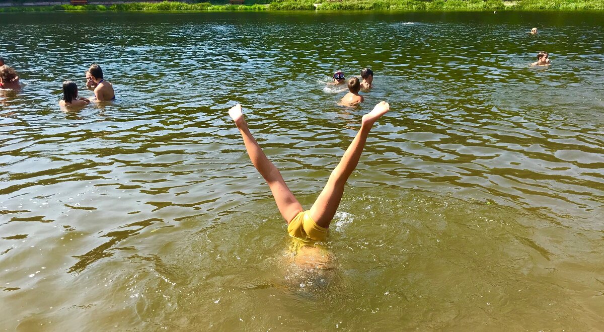 лагерь на речке. детский лагерь купаться. купание детей в лагере. детки на пляже в лагере. детский лагерь россонь ленинградская область.