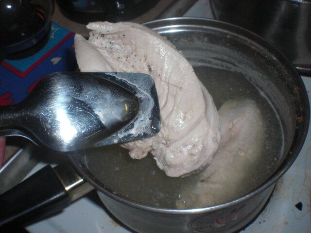 Отварную курицу остужаем