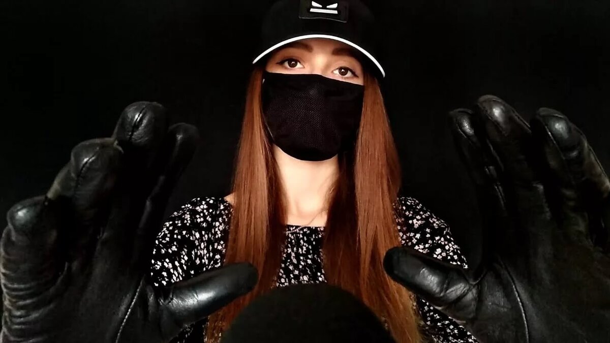 Перчатки душит. ASMR Leather Gloves ASMR кожаных перчаток. Девушка в маске и перчатках. Девушка в черной маске. Девушка в кожаной маске.