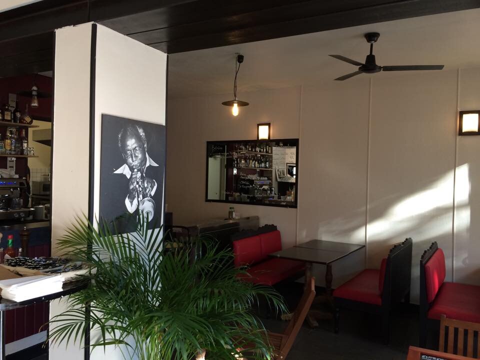 В «оранжевых регионах» гости могут зайти внутрь ресторана только получить заказ  