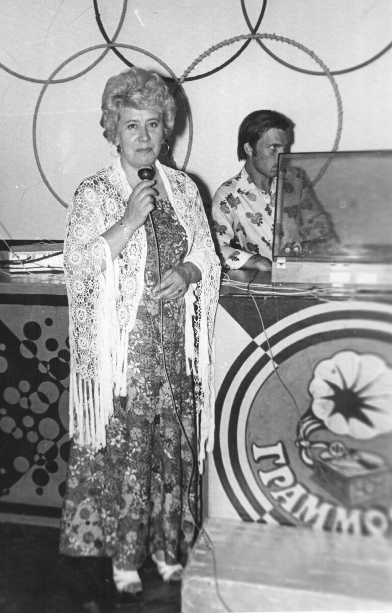 1980 год.  ДК Нефтяников (г.Рязань) Моя мама, Галина Николаевна Черникова, ведет одну из дискотек в диско-клубе "Граммофон".