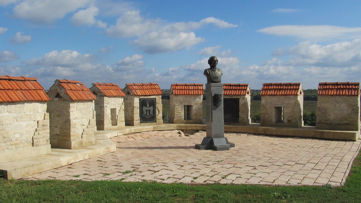 Небольшой мемориальный комплекс, посвященный барону Мюнхгаузену и макет того самого ядра с седлом на территории исторического комплекса Бендерской крепости 