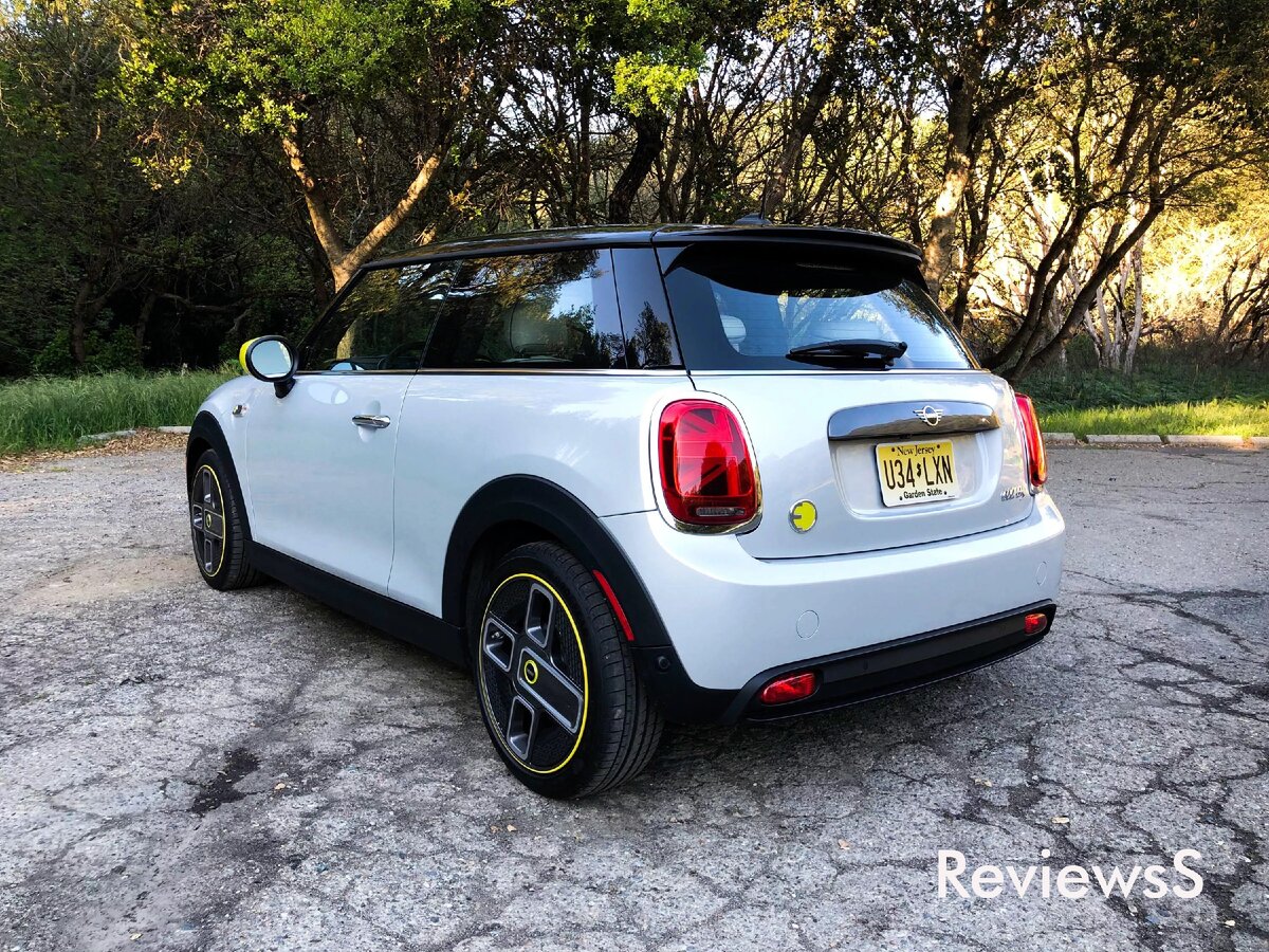 Mini Cooper SE не имеет большой дальности езды, но он компенсирует это множеством крутых функций.