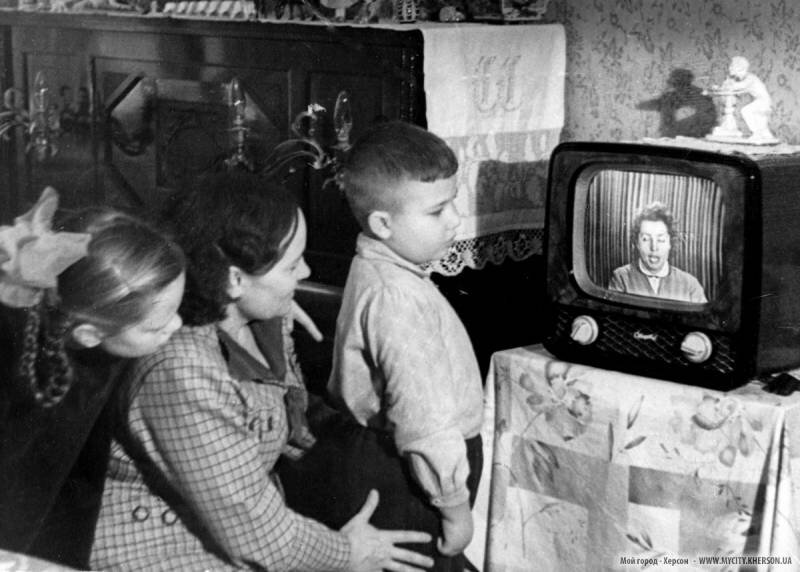 Семья смотрит телевизор. 1959 год. Фото - mycity.kherson.ua