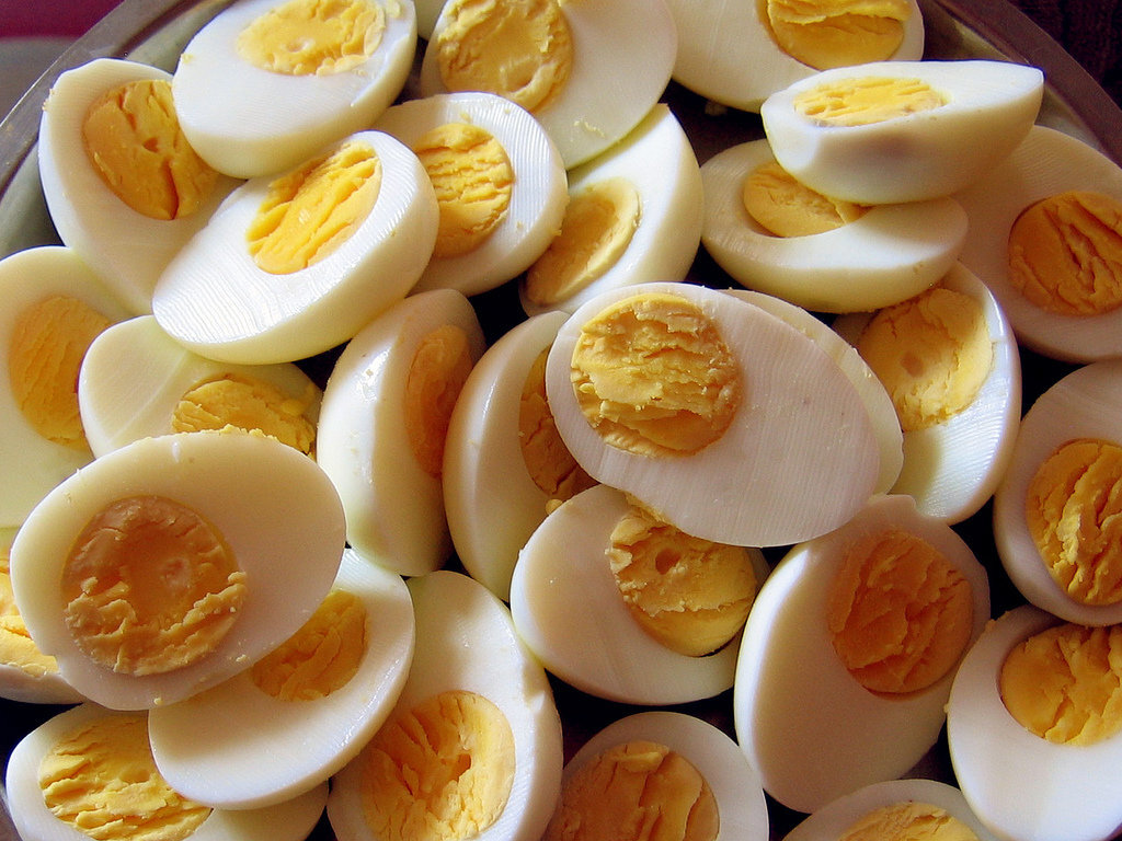 Вареные яйца. Яйцо куриное вареное. Отварные яйца. Разрезанное вареное яйцо. Яйца кучей