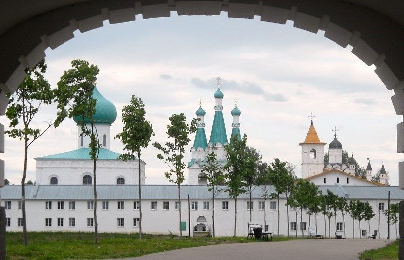 Троицкий комплекс: первоначально пятиглавый (сейчас одна глава), четырехстолпный Троицкий собор (1694-1698, заменил собор 1533, построен костромскими мастерами, в интерьере выдающиеся фрески 17о8-1713 костромской артели Леонтия Маркова, новый иконостас); Покровская церковь с трапезной и звонницей (около 1585, отреставрирована в 1969-1976, арх. А.Н. Милорадович); трехшатровая звонница (1647-1674, отреставрирована с воссозданием первоначальных завершений в 1970-е, арх. А.Н. Милорадович).