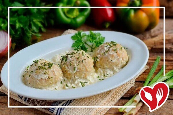 Рыбные тефтели😋 
🔻 🔻 🔻 🔻 🔻 🔻      
Ингредиенты:
Филе рыбы - 400-500 г  
Лук репчатый - 100 г 
Яйцо- 1 шт 
Хлеб- 70 г  

Сметанный соус: 
Сметана (15%) - 200 г 
Мука- 10 г  
Сливочное масло - 20 г 
Вода- 150 мл 
Соль, перец по вкусу

Приготовление:
1. Филе рыбы, хлеб и лук пропустить через мясорубку. Добавить яйцо, соль, перец. Тщательно перемешать. Из фарша сформировать тефтели и отправить в холодильник на 15 минут.
2. Сливочное масло растопить на сковороде, обжарить муку. Помешивая, чтобы не было комочков, влить горячую воду. Добавить сметану, соль, перец, перемешать, довести до кипения и варить 1-2 минуты.
3. Форму для запекания смазать маслом. Выложить в нее тефтели и поставить в разогретую до 200*С духовку на 5 минут, чтобы тефтели немного "схватились". Затем равномерно залить тефтели сметанным соусом. 
4.Убавить температуру до 180*С, запекать 20 минут. Рыбные тефтели в сметанном соусе готовы.

Приятного аппетита! 

