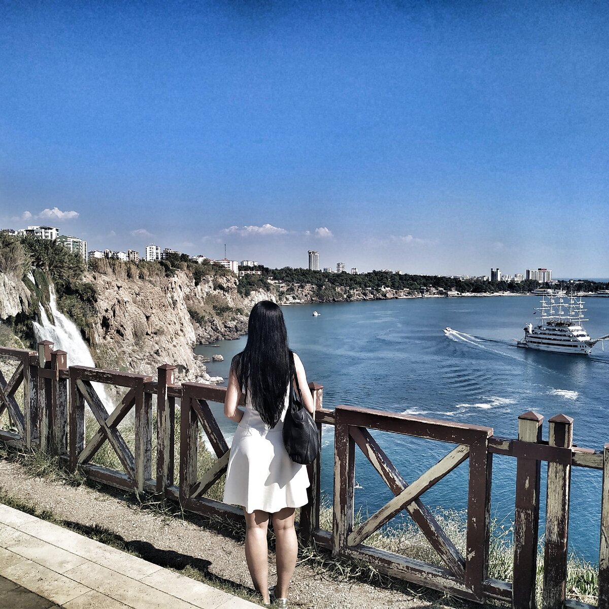 Перед бесплатной обзорной экскурсией по Анталии нас на 3 часа завезли в магазин золота