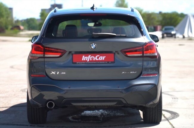 BMW X1 вид сзади