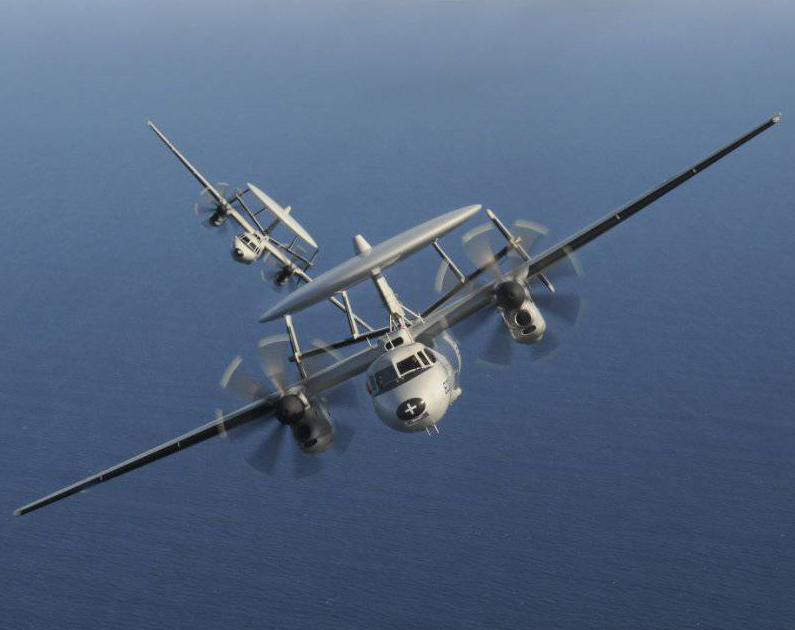На фото: Grumman E-2 Hawkeye                                                                                           https://topwar.ru/23729-amerikanskiy-palubnyy-samolet-drlo-e-2c-hawkeye.html