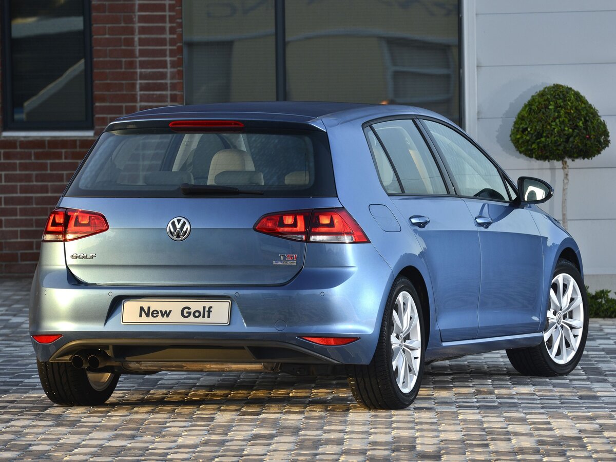    Volkswagen Golf VII — седьмое поколение Гольф, выпускающегося в Европе с конца сентября 2012 года. Первая информация о новом поколении появилась летом  2011 года.-1-2