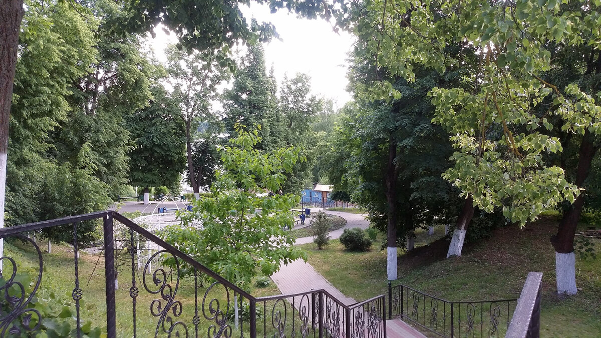 А здесь всегда мало людей и много зелени... На фото - центр Боровска.