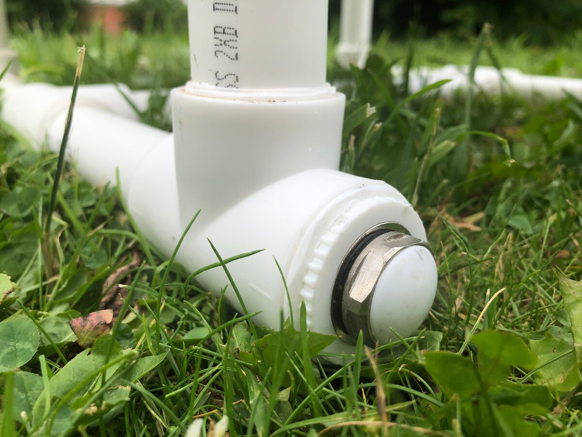 В кресле предусмотрел две резьбовые заглушки, чтобы в кресло можно было залить воду или засыпать песок. Фото автора 