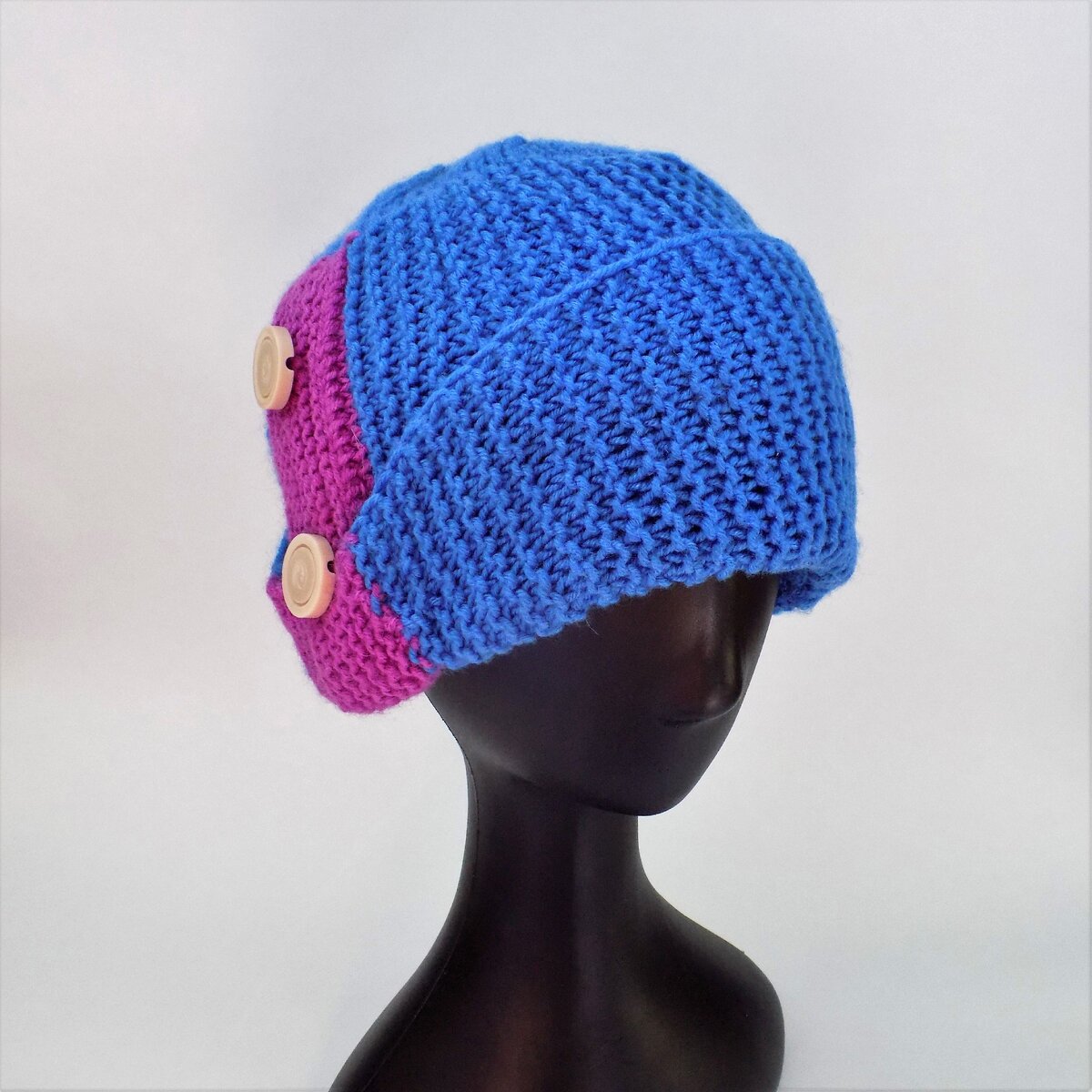 А ей идет моя шапочка. фото автора.